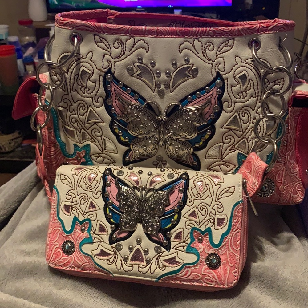 🚫SOLD🚫Pink butterfly purse with matching wallet🦋